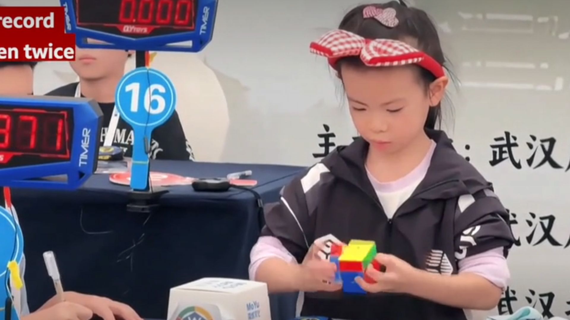 Gjashtëvjeçarja nga Kina thyen dy herë rekordin botëror në Rubik