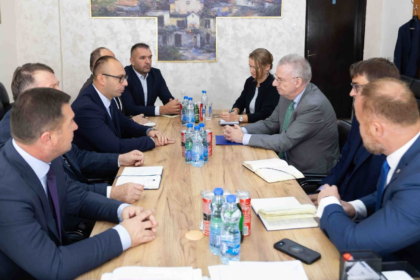 Schuebel takon kryetarët e katër komunave në veri, diskutojnë sfidat dhe bashkëpunimin institucional