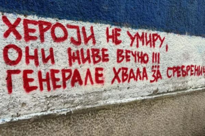 Dy fytyrat e Serbisë: Vuçiq tenton të promovohet në SHBA, në Beograd vazhdon glorifikimi i Mlladiqit