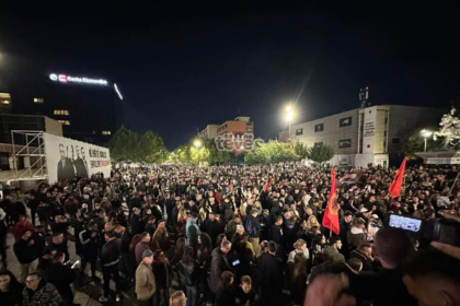 Numër i madh i qytetarëve edhe në natën e 8-të protestës kundër vendimi të Speciales