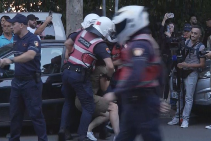 Tensione në protestën pranë Kuvendit në Shqipëri, arrestohen disa protestues