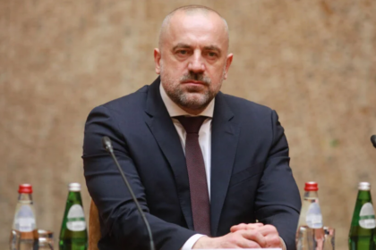 Ambasadat thirrje Serbisë: Milan Radoiçiq të përballet me drejtësinë