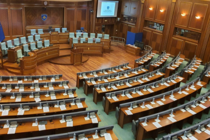 Të hënën seancë e Kuvendit, pritet deklaratë e përbashkët për vendimin e Hagës