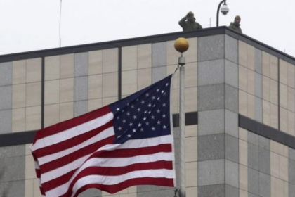 Ambasada amerikane: Presim të bashkëpunojmë me Qeverinë dhe Kuvendin për prioritetet e përbashkëta