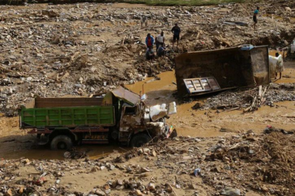 Shirat e rrëmbyeshëm dhe rrëshqitjet e dheut bllokojnë rrugët në 25 rrethe në Nepal