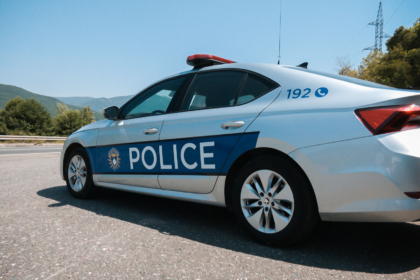 I shkrep arma që e kishte në çantë, 20-vjeçari plagoset në këmbë në Ferizaj